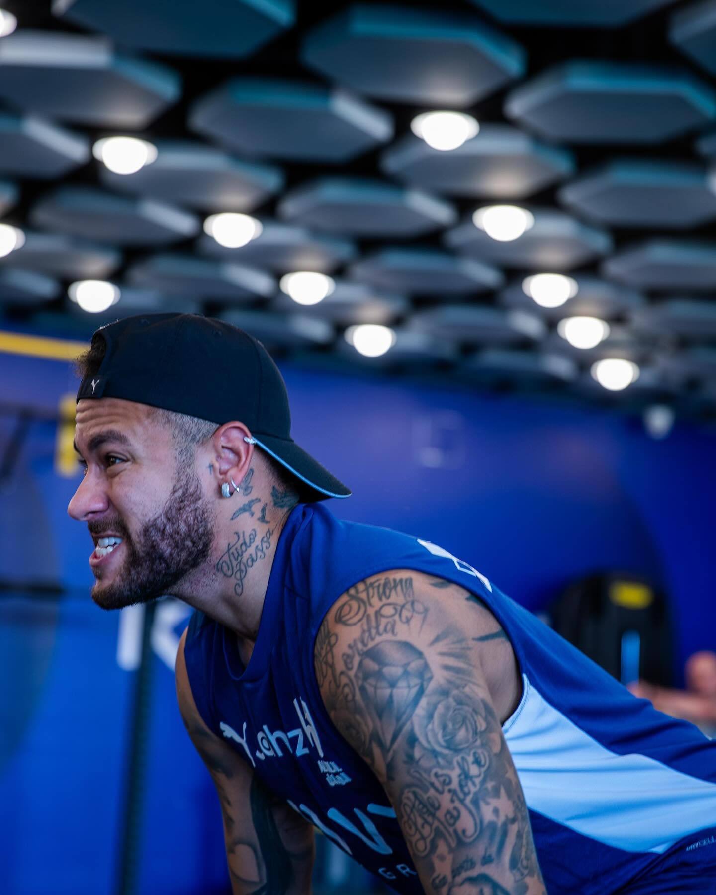 疯狂的足球：米兰门神迈尼昂的盘带合集（绿茵狂潮：米兰门神迈尼昂带球集锦）