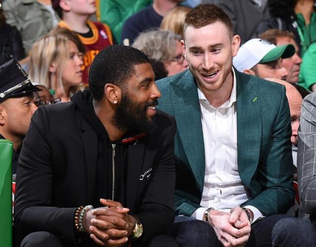 邵佳一告诫小球员：怎么能喝可乐呢，光跟老队员学散漫了（邵佳一批评小将：别学老队员散漫，怎么还能喝可乐？）