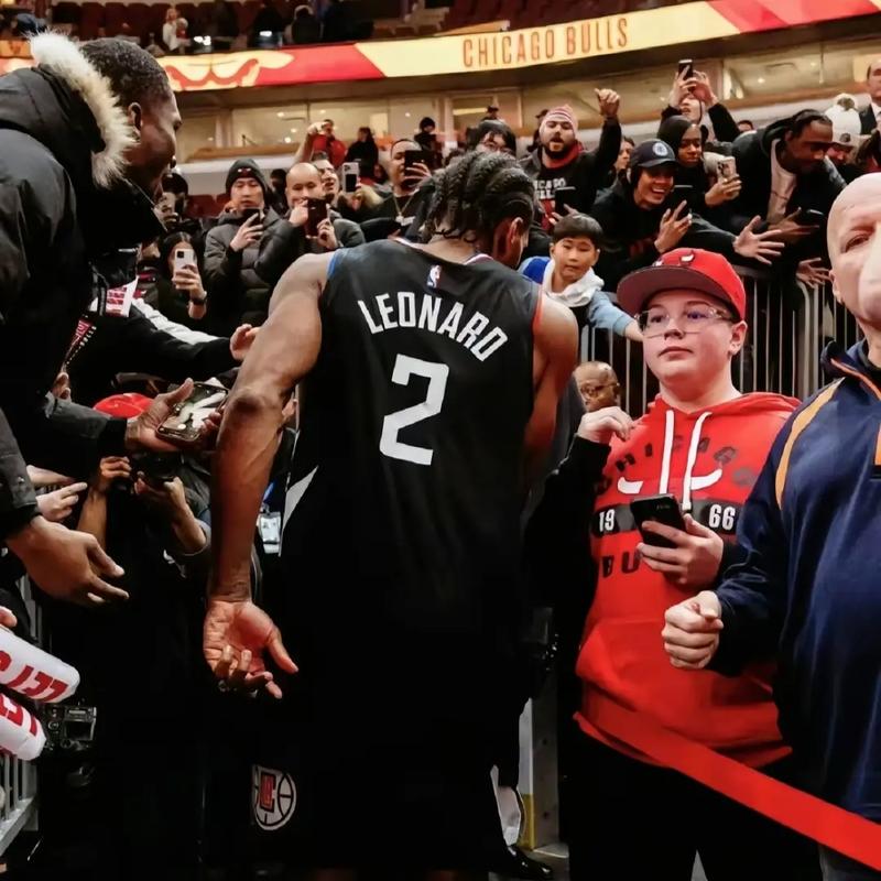 他低调却掌控比赛（不张扬却掌控全场）