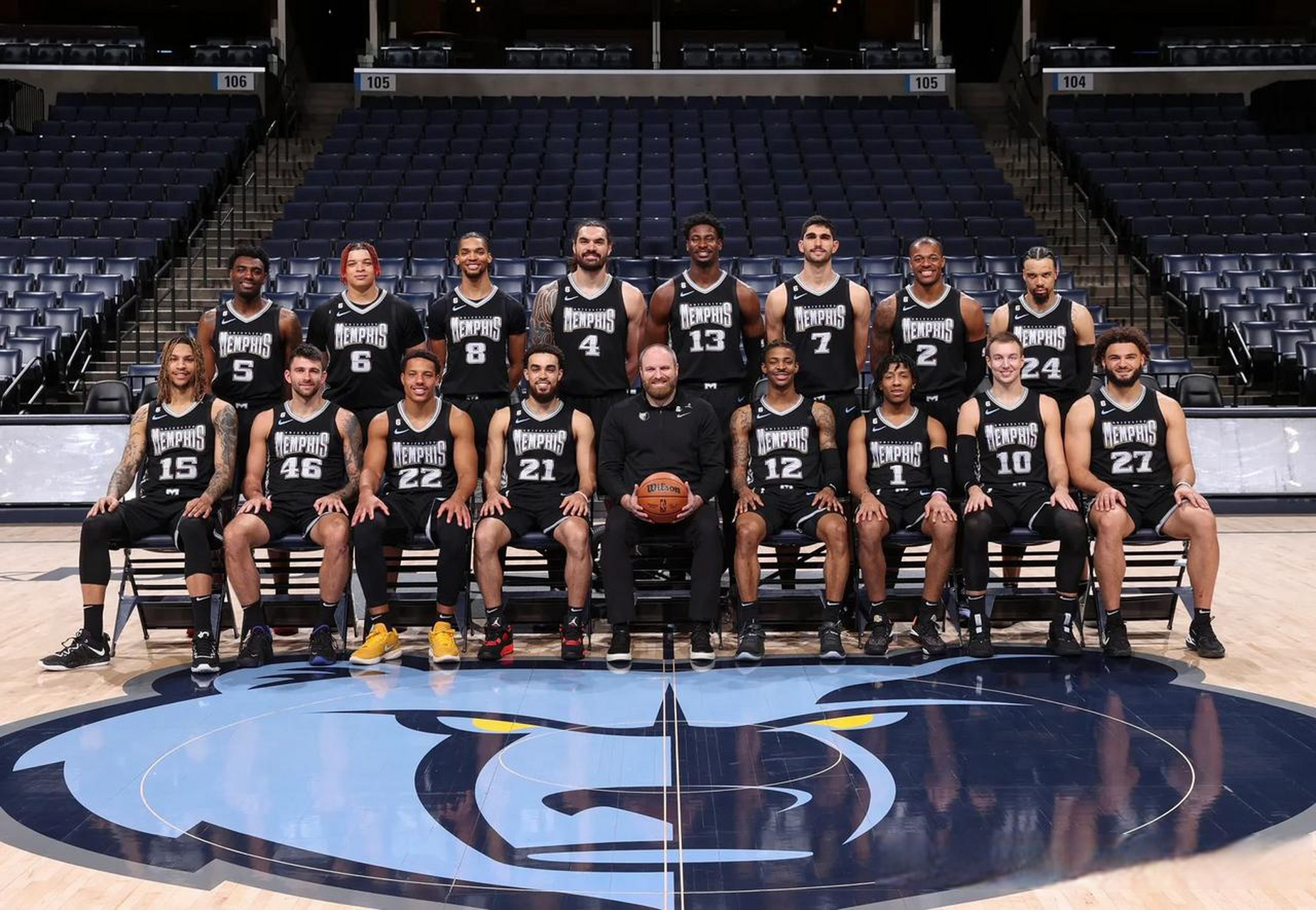 杨鸣：辽宁男篮进入新老更替时期，先打进季后赛再图发展（杨鸣：辽篮处于新老交替阶段，先确保季后赛资格再谋发展）