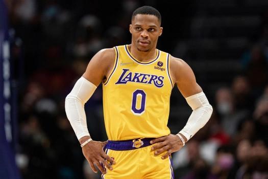 诺伊尔谈续约：取决于我的身体状态，明年3月我会认真考虑（诺伊尔：续约与否看身体，明年3月作出慎重决定）