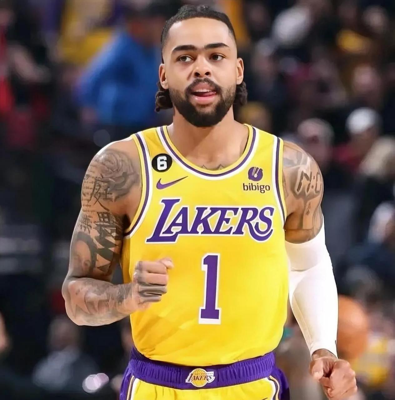 今晚，上海海港门将颜骏凌首发出场，迎来了他代表俱...（今晚，上海海港门将颜骏凌以首发身份出战，迎来其代表俱乐部的重要时刻）