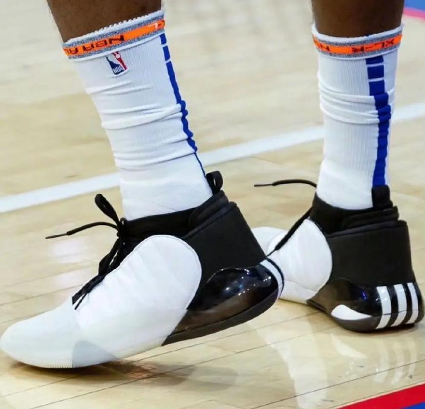 步行者大胜奇才！哈利伯顿对奇才替补席做哭泣的动作（步行者痛击奇才，哈利伯顿朝对手替补席比出哭泣动作）