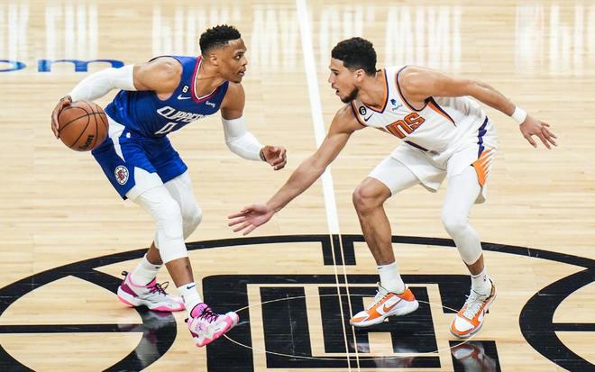 中超赛场争议判罚：VAR判罚引发热议,（中超判罚风波：VAR介入惹争议）